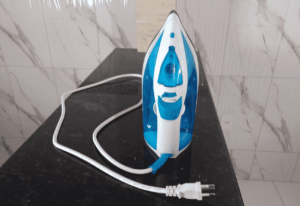 BLACK+DECKER Ferro de Passar a Vapor com Base Antiaderente 1200W Azul e Branco FX2100 é BOM?